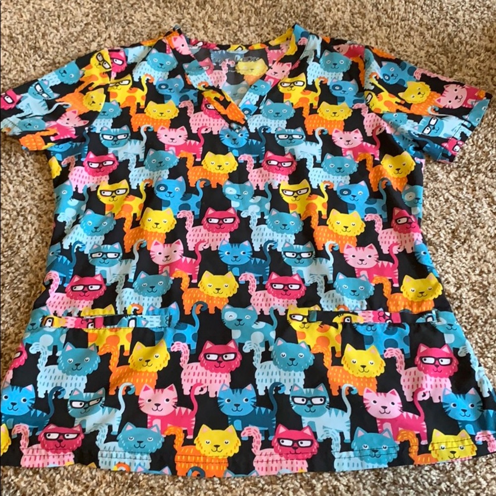 UA flex pattern scrub top